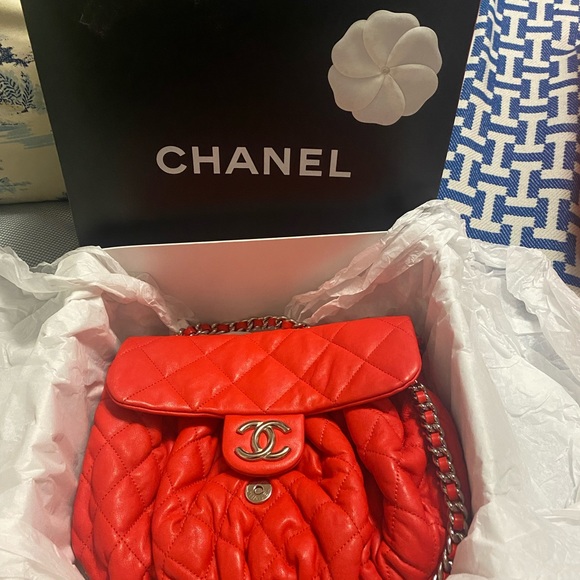 Red color chains around Medium size,interlocking CC logo silver tone hardware . - Picture 12 of 13